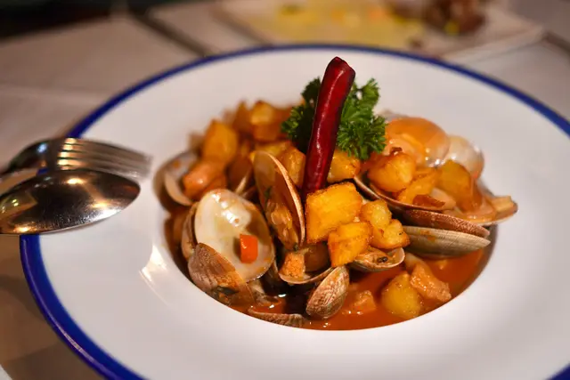  炒豬肉配葡蜆伴馬鈴薯