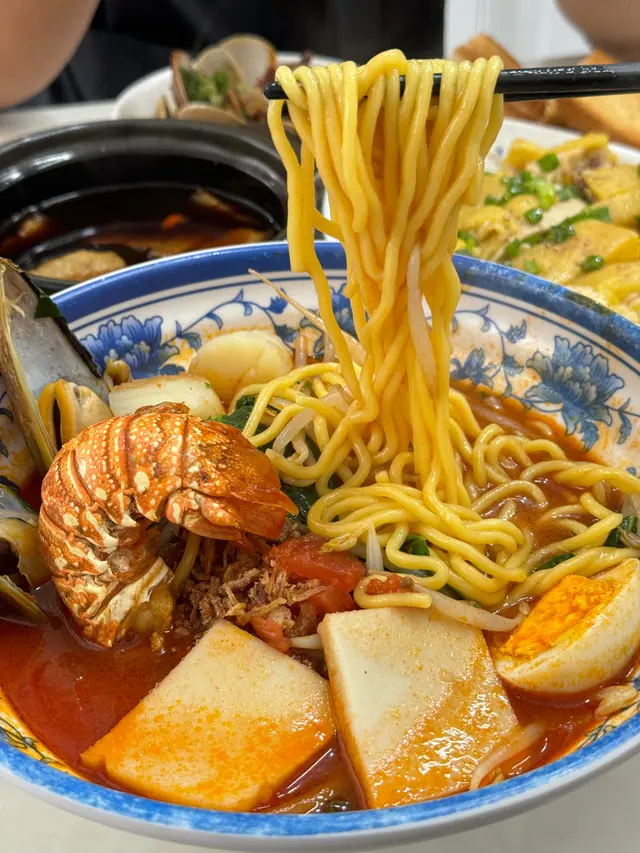 龍蝦尾海鮮濃湯蝦麵