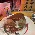 #Tiramisu #巴斯克蛋糕 非常濃郁嘅Tiramisu味，食完之後好飽，不過足份量嘅巴斯克蛋糕就是需要這個效果！蛋糕都一定要再食！