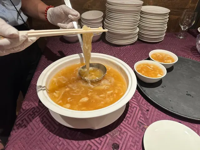 現場用筷子分俾你嘅魚翅，第一次見￼