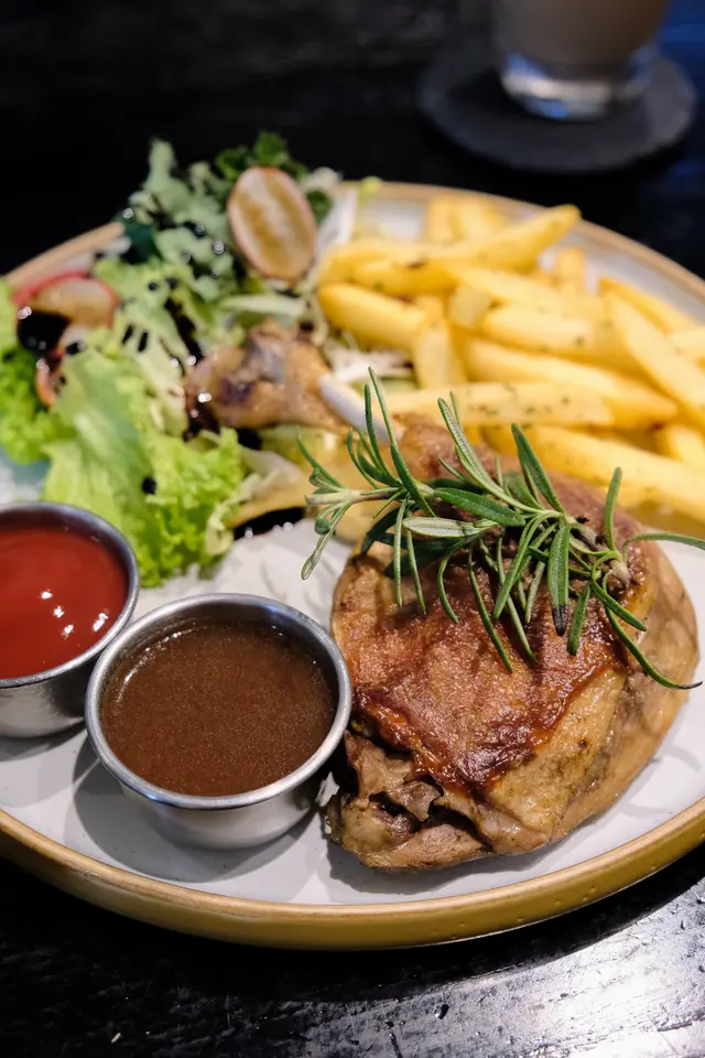 招牌慢煮鴨髀配法國紅酒汁