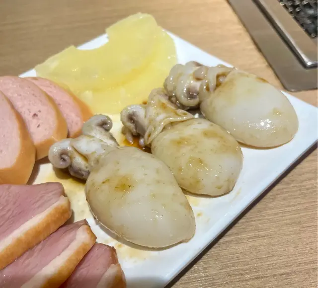 放題可以任食醬燒墨魚仔,墨魚仔已經調咗味,所以燒落去只要燒到少少燶邊,好食,脹卜卜👍🏻