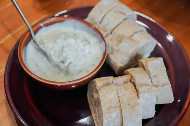 黑松露蟹肉沾醬配吐司