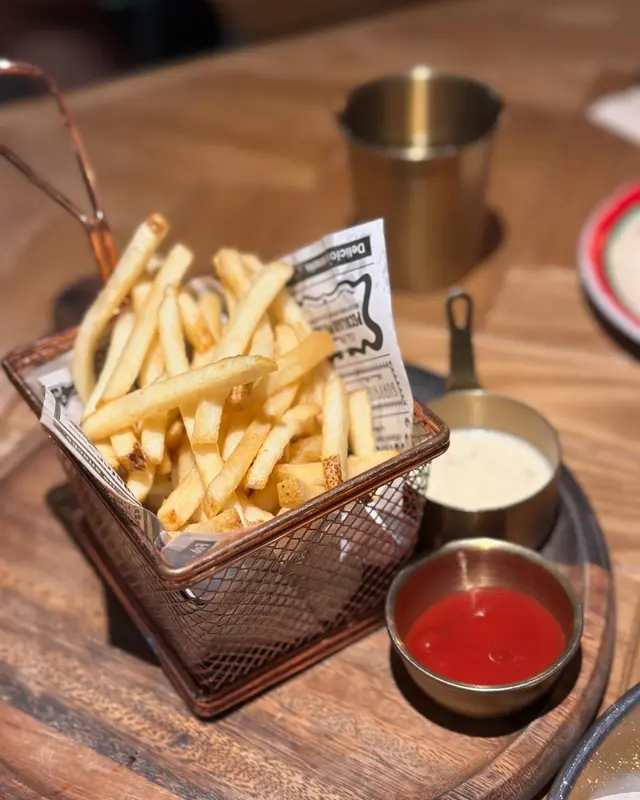 炸薯條配蜜糖芥末醬