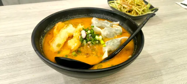 韭菜雲吞配腐皮蝦卷豬骨湯紅薯粉