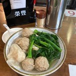 #材料新鮮 ￼￼如果想要清清淡淡，健健康康一餐呢，呢個係好選擇，雙拼餃子，肉丸就會有大量嘅菜，￼如果擔心唔夠飽，仲可以加面底