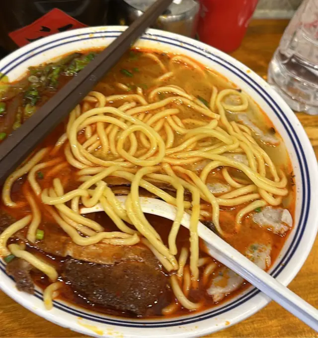 唔知大家有冇食車仔麵嘅習慣
我由細到大最鍾意食車仔麵
作為住喺大埔墟好多年嘅人
首推一定係食三不管車仔麵
麵身偏向爽滑彈牙
炭燒豬頸肉，雖然浸咗落湯
不過仍然帶着脆嘅口感 焦香四溢
喺大埔墟嘅寶藏小店呢