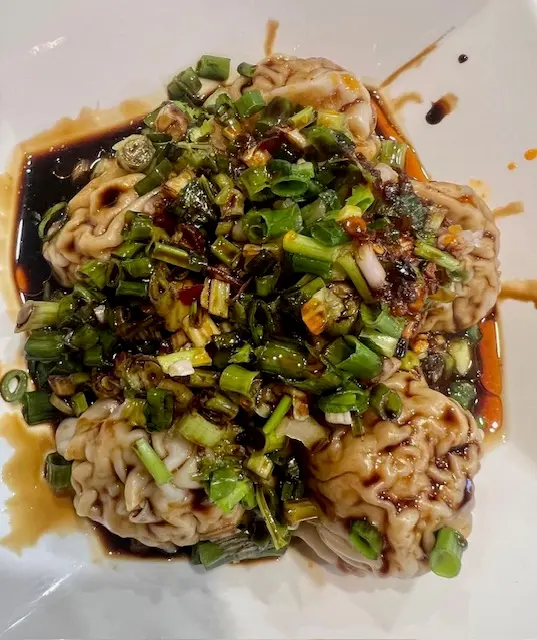 係我最欣賞嘅，抄手食落非常滑，餡味突出，而且比我平時食嘅咁大粒，最特別之處就係佢嘅醬汁，汁微辣濃香，具有濃郁嘅麻辣風味，