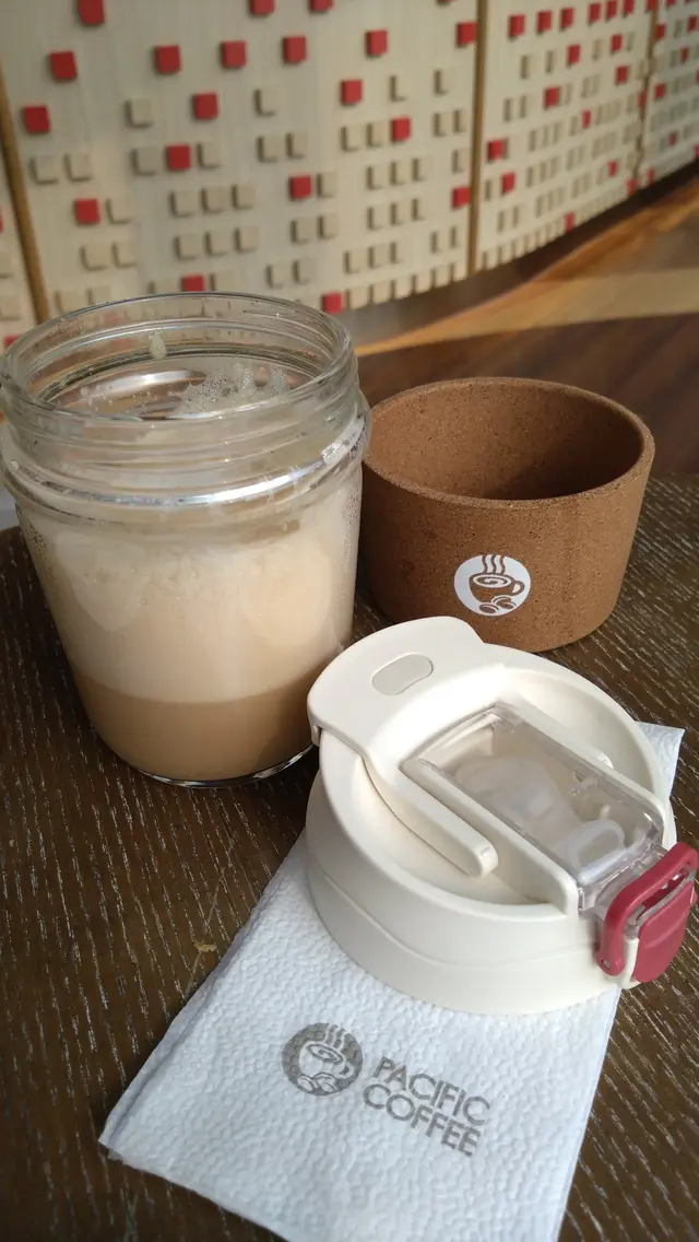 表面奶泡細膩厚身,玻璃杯盛載可看到其層次分明