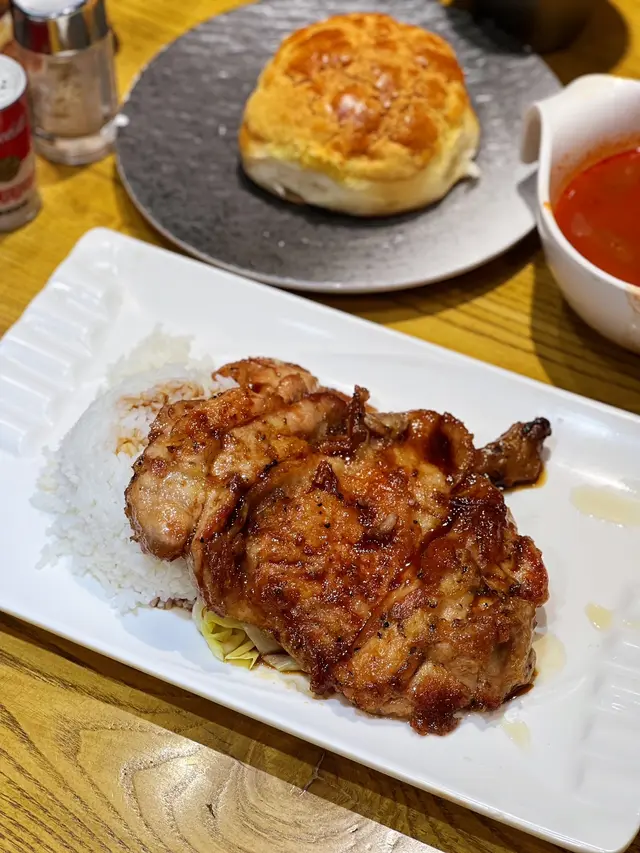 黑椒雞扒拼雞串飯