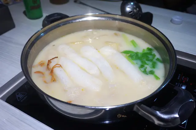 蟲草花野生竹笙花膠濃湯雞煲