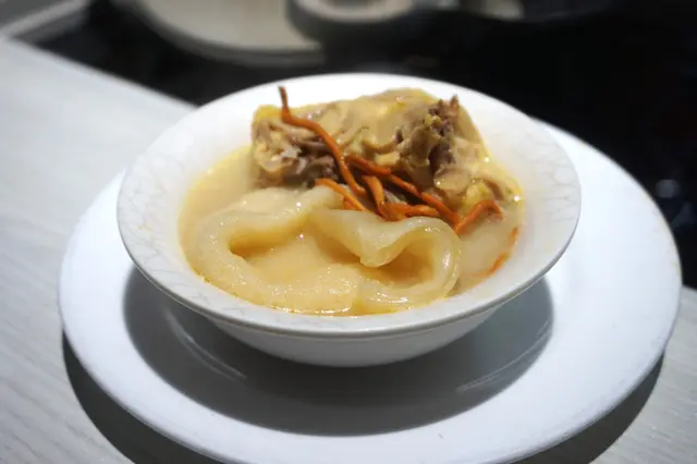 蟲草花野生竹笙花膠濃湯雞煲