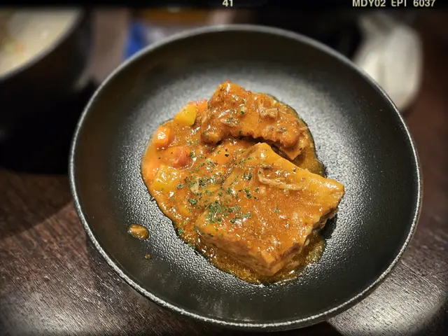 烤豬肋骨配燒烤醬