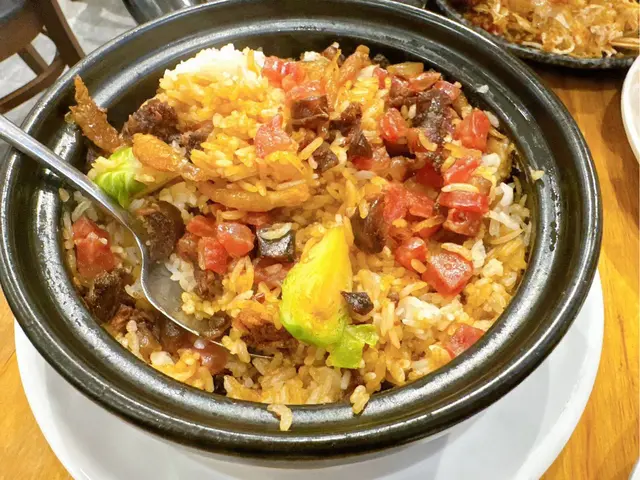 原來啲臘味係碎上嘅,所以整體個飯有啲油,不過都好好味,超多飯燒,好香呀。