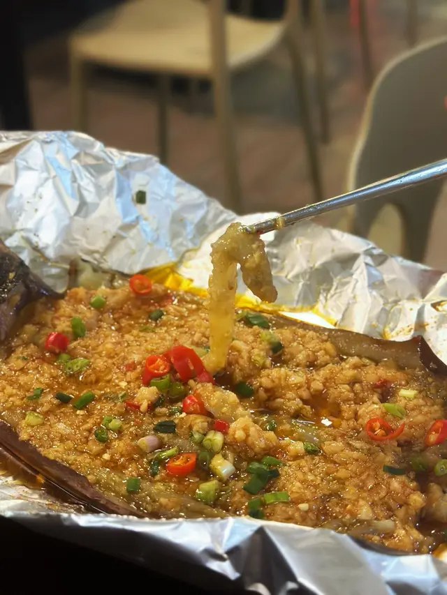 
估唔到呢度都有燒烤茄子食
蒜味非常重，茄子嫩滑👍🏻比出面專食燒烤串燒既餐廳都不遜色
