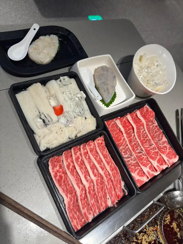 牛小排：牛味濃，肉質嫩
翼板肉：牛味一般，肉質嫩
蝦滑，墨魚滑：新鮮彈牙
淮山，竹笙：新鮮￼￼
