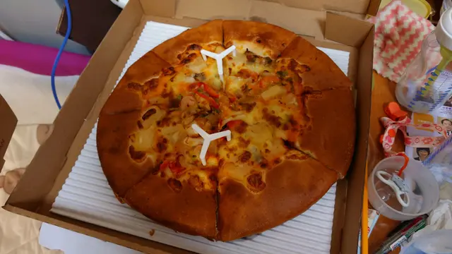 華都Pizza Hut你有無九兩菜啊？Pizza半價（買一送一）但餡都減半！？真係第一次見到，你地有咁Q無恥啊？
