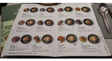 約咗喺太古返工嘅朋友LUNCH，泰國菜同越南菜之間，最後選擇左越南菜芽莊🤗
中午放飯時間比較多人， 預早少少去攞位，最後大約等咗十分鐘就有位👍
食物方面我哋叫咗😋
每次食越南菜必食嘅👉生牛肉河🐂
牛肉算嫩滑，但湯底可以濃味多少少就更好，整体係一碗不過不失嘅生牛肉河
第二樣叫左個🍋汁魚露生蝦，試下同泰國菜嘅生🦐有咩分別，點知沒有驚喜只有失望，因為個人口味唔鍾意佢偏甜，另外冇乜🍋味，同朋友一致認為呢個以後唔使再嗌
最後係軟殼蟹米紙卷，鍾意軟殼蟹🦀嘅一定啱食，炸嘢又唔會感覺熱氣👍