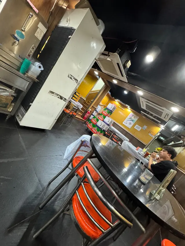 日間時茶餐廳晚上是主打雞煲