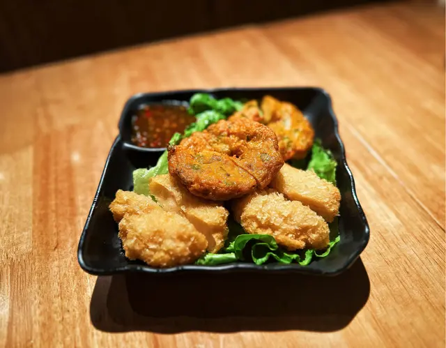 鮮炸蝦餅拼香辣炸魚餅