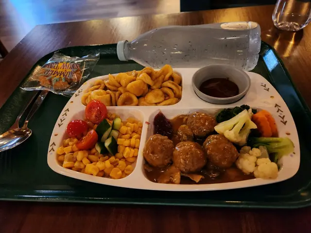 Kid's Meal 兒童套餐 ( 森林貓耳朵意粉、配肉丸、炒雜菜、配炸糖環及礦泉水)