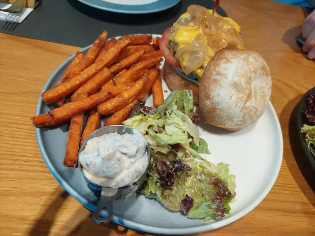 芝士澳洲和牛漢堡伴焦糖洋葱/田園沙律/甜蕃薯條/松露醬