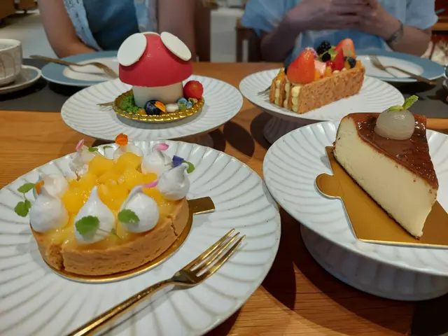 焦糖千層酥配馬達加斯加雲呢拿吉士/檸檬撻配芒果和蛋白餅/玫瑰朱古力配士多啤梨醬,麻糬,杏仁金寶脆脆/巴斯克芝士蛋糕配柚子醬