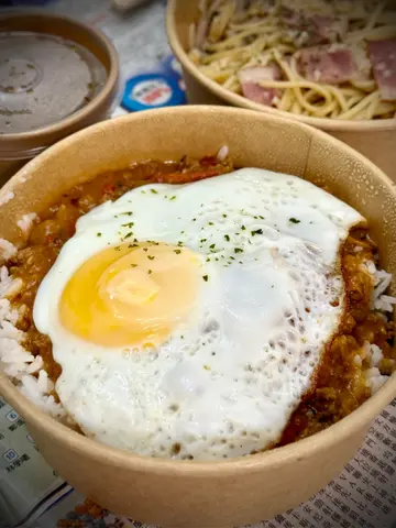 太陽蛋辣肉醬飯 