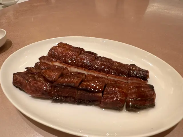 第一道菜到就係蜜汁燒鱔，嘩，同菜牌幅相差好遠喎，￼呢度菜肯定唔係即叫即做，￼只係翻熱返加啲蜜上去，好明顯係煮過咗龍，￼皮同肉已經分開咗，因為個鱔肉食落去已經完全冇汁，個鱔皮係脆但係好硬，￼￼佢仲話係招牌菜，非常之失望