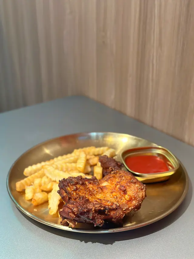 生炸雞髀 配薯條