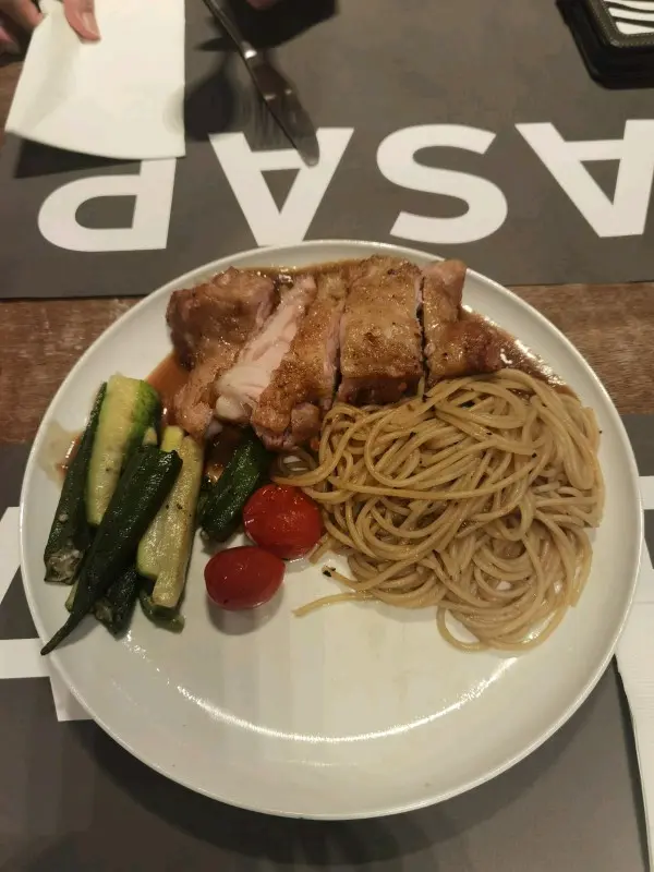 香燒雞扒配露絲瑪莉燒汁意大利粉