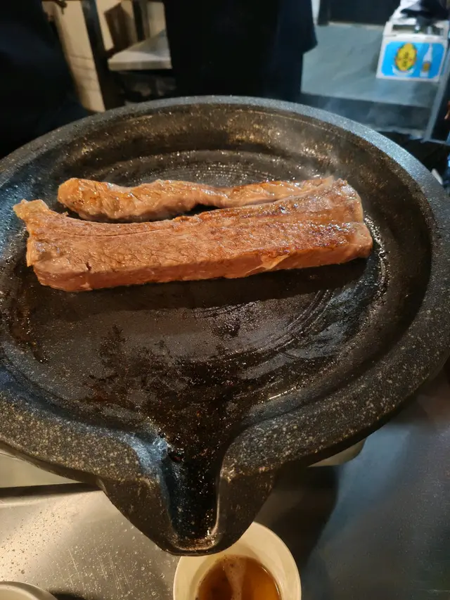 牛肋骨好正，但佢地慣煮全熟，要因應個人喜好叫佢夾起
