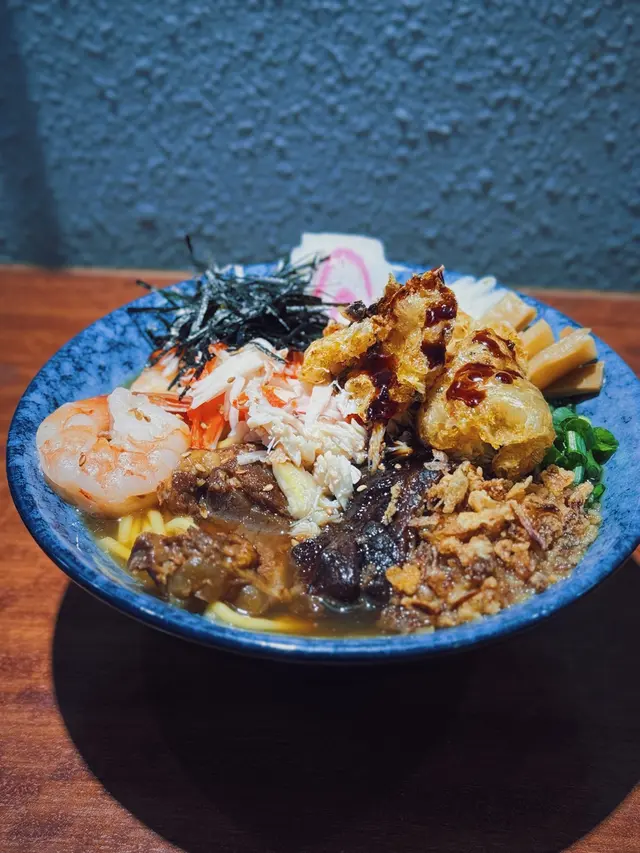 壽喜燒湯底比一般壽喜燒更加濃稠
揀左手工蛋麵 麵質硬軟適中有彈牙 口感似拉麵但帶有蛋香 非常掛湯💦
配料有超多! 牛肋條、豚軟骨、豬皮脆脆、虎蝦、蟹肉、鳴門卷、荀片
牛助條好入味 咬落即化 豚軟骨亦非常軟冧
豬皮脆脆就好似食緊泰式船面咁🐷浸落湯度索晒湯汁😈