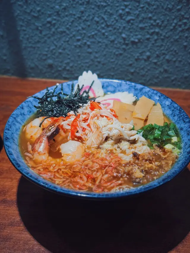 好香好濃既蝦湯 配上櫻花蝦🦐濃郁鮮蝦味加上味噌先鹹後甘
配料有虎蝦、蟹肉、鳴門卷、荀片
虎蝦大隻不在話 加上蟹肉另加孑鮮味十足🌊
揀左讚岐烏冬 口感煙韌 索晒個湯😆