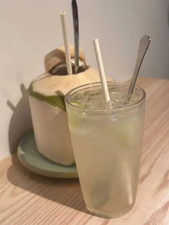 青檸荔枝梳打($19)  椰青($32)