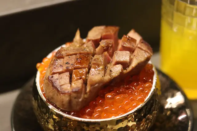 戀丼。目見特厚燒牛舌三文魚籽 (限量供應)