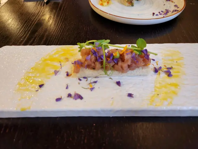 藍鯨吞拿魚他他配牛油果蓉多士