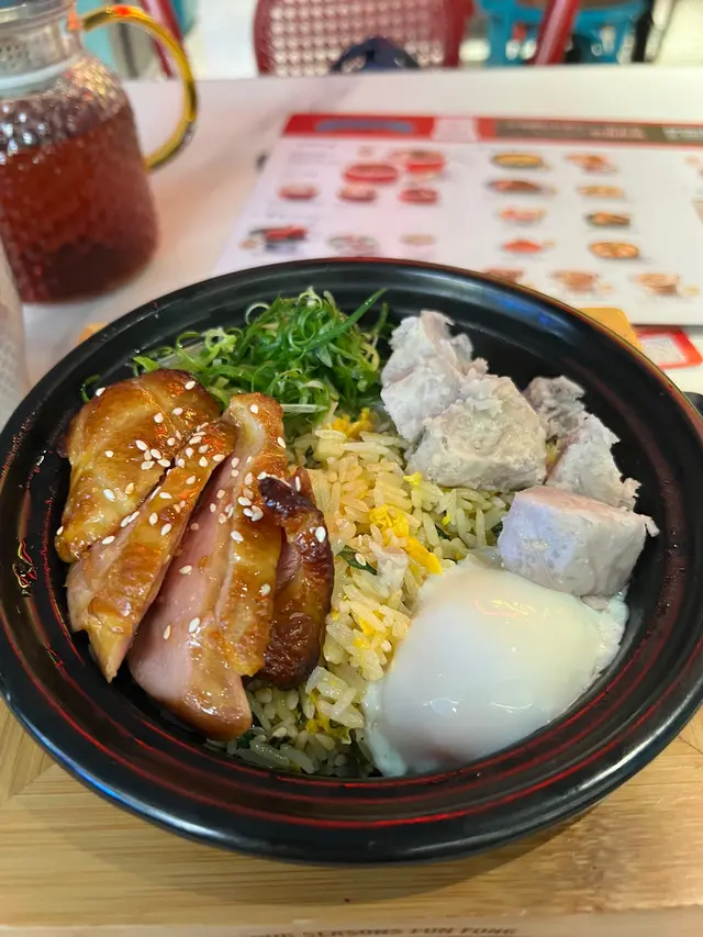 流心蛋鴨胸香芋煲仔拌飯