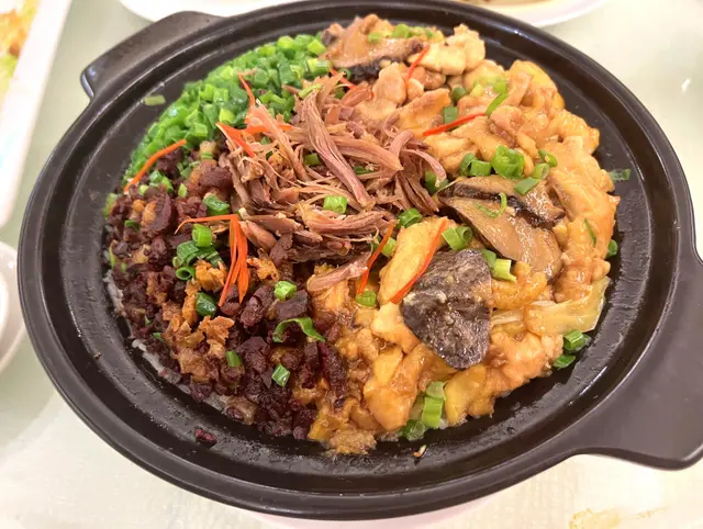 油鴨肶拆肉膶香爆葱滑雞煲仔飯