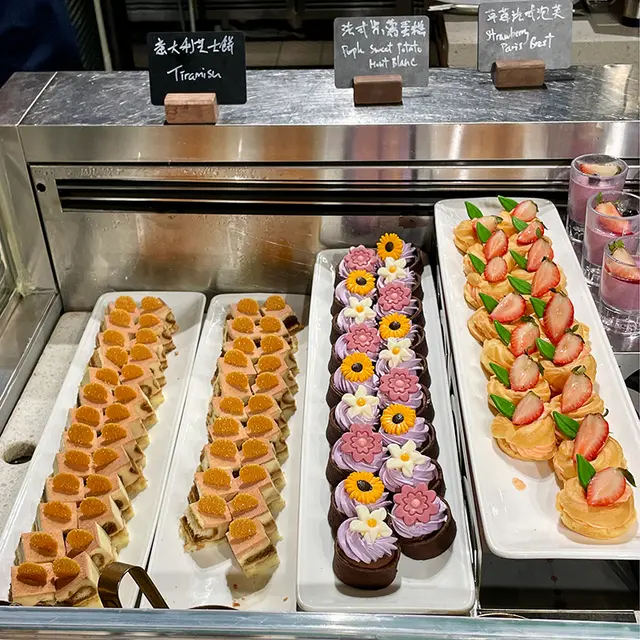 意大利芝士餅,法式紫薯蛋糕和草莓法式泡芙