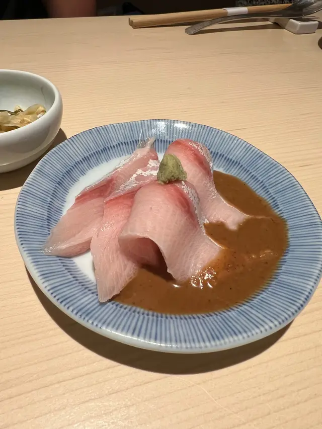 三片新鮮的油甘魚刺身