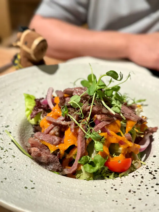 蕃茄沙律配慢煮牛面肉