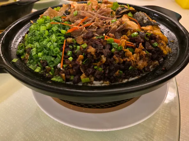油鴨肶拆肉膶香爆葱滑雞煲仔飯