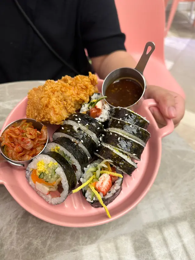 菜飯紫菜飯卷配無骨雞及蒜香醬