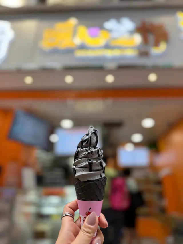 
黑芝麻軟雪糕：
黑芝麻醬點綴左黑芝麻雪糕，令到芝麻味更加有層次，但$28有啲少貴
