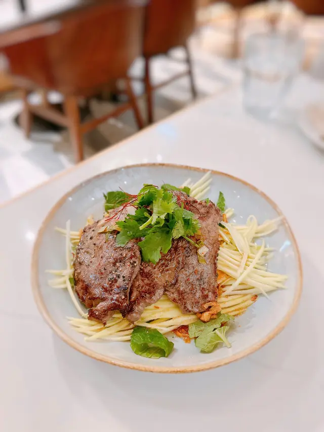 炭燒牛肉配青芒沙律