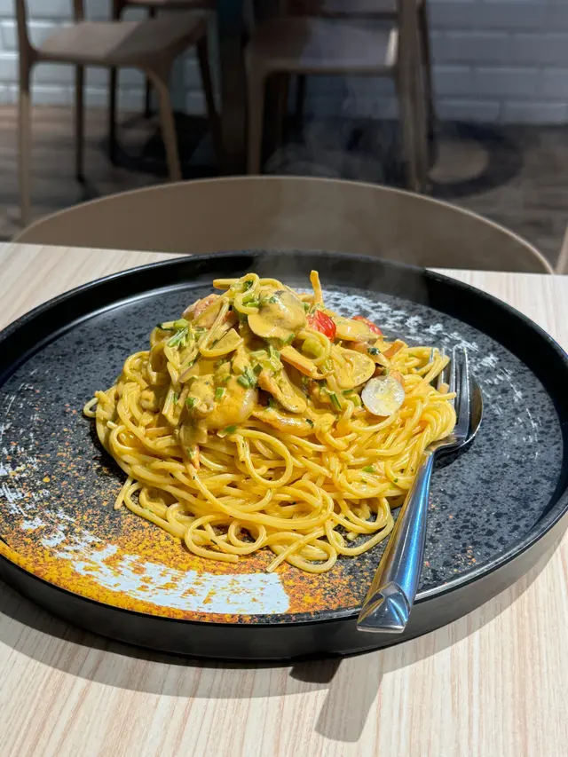 ✨**冬陰公鮮蝦忌廉意粉**✨ $138  ✅ 這道意粉完全不辣，忌廉味與意粉的結合恰到好處，令人食指大動。  ✅ 份量大，一盤足夠兩個人分享，吃得飽飽的。  ✅ 上桌時還冒著熱氣，保持著剛出爐的熱度。  