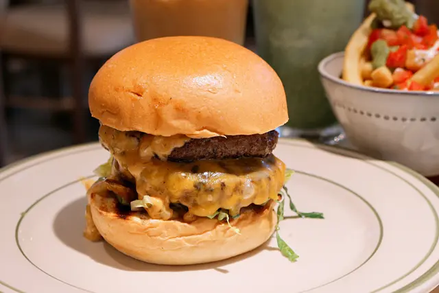 酸青瓜雙層安格斯芝士牛肉漢堡