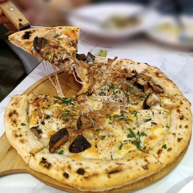 松露牛肝菌雞肉芝士薄餅