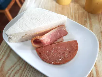 餐肉煙肉牛油方包